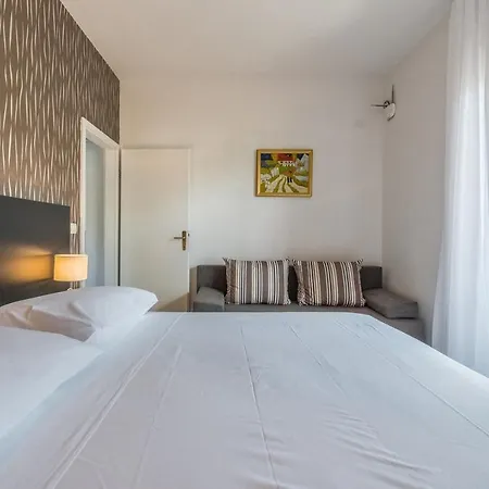 Guest house Apartments Ivana-Mira 3*