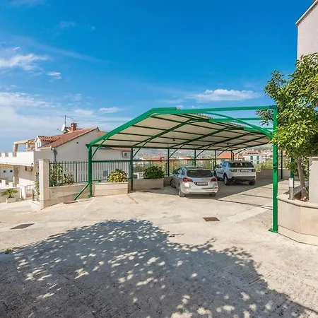 Guest house Apartments Ivana-Mira Okrug Gornji