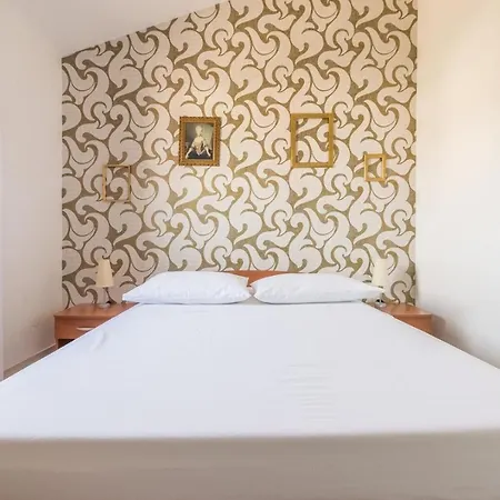 Apartments Ivana-Mira Guest house 3*