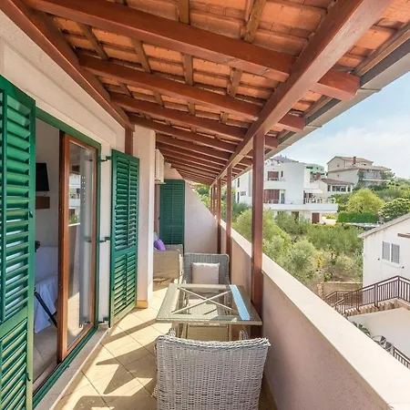 Guest house Apartments Ivana-Mira 3*