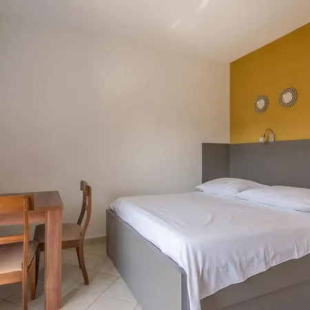 Apartments Ivana-Mira Guest house