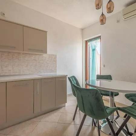 Apartments Ivana-Mira Guest house 3*