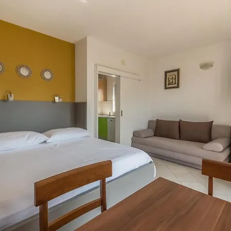 Guest house Apartments Ivana-Mira 3*