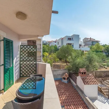 Guest house Apartments Ivana-Mira 3*