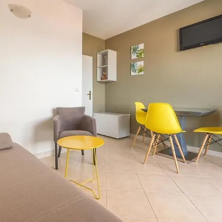 Apartments Ivana-Mira Guest house