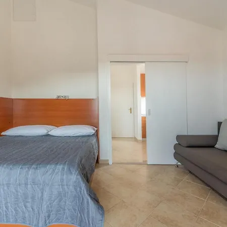 Guest house Apartments Ivana-Mira