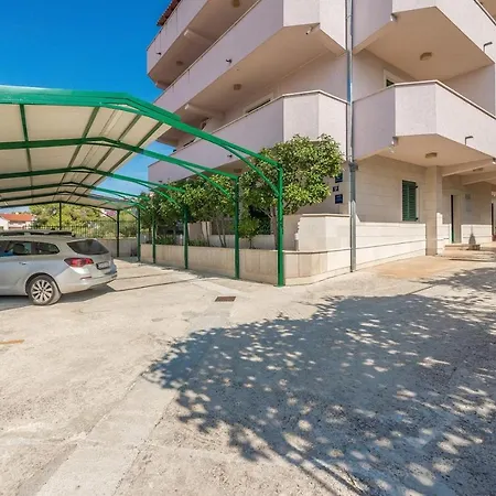 Guest house Apartments Ivana-Mira