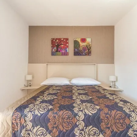Apartments Ivana-Mira Guest house
