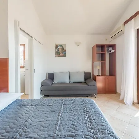 Apartments Ivana-Mira Guest house